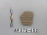 藏品(灰褐色夾砂陶片)的圖片